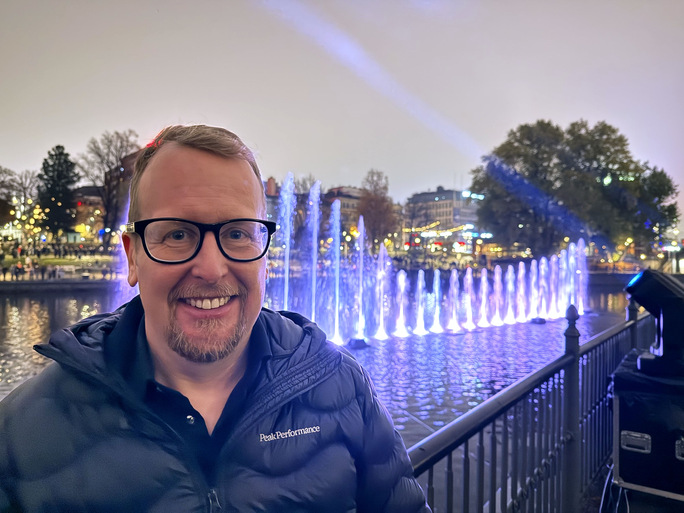 Harri Carlson vesishown edessä