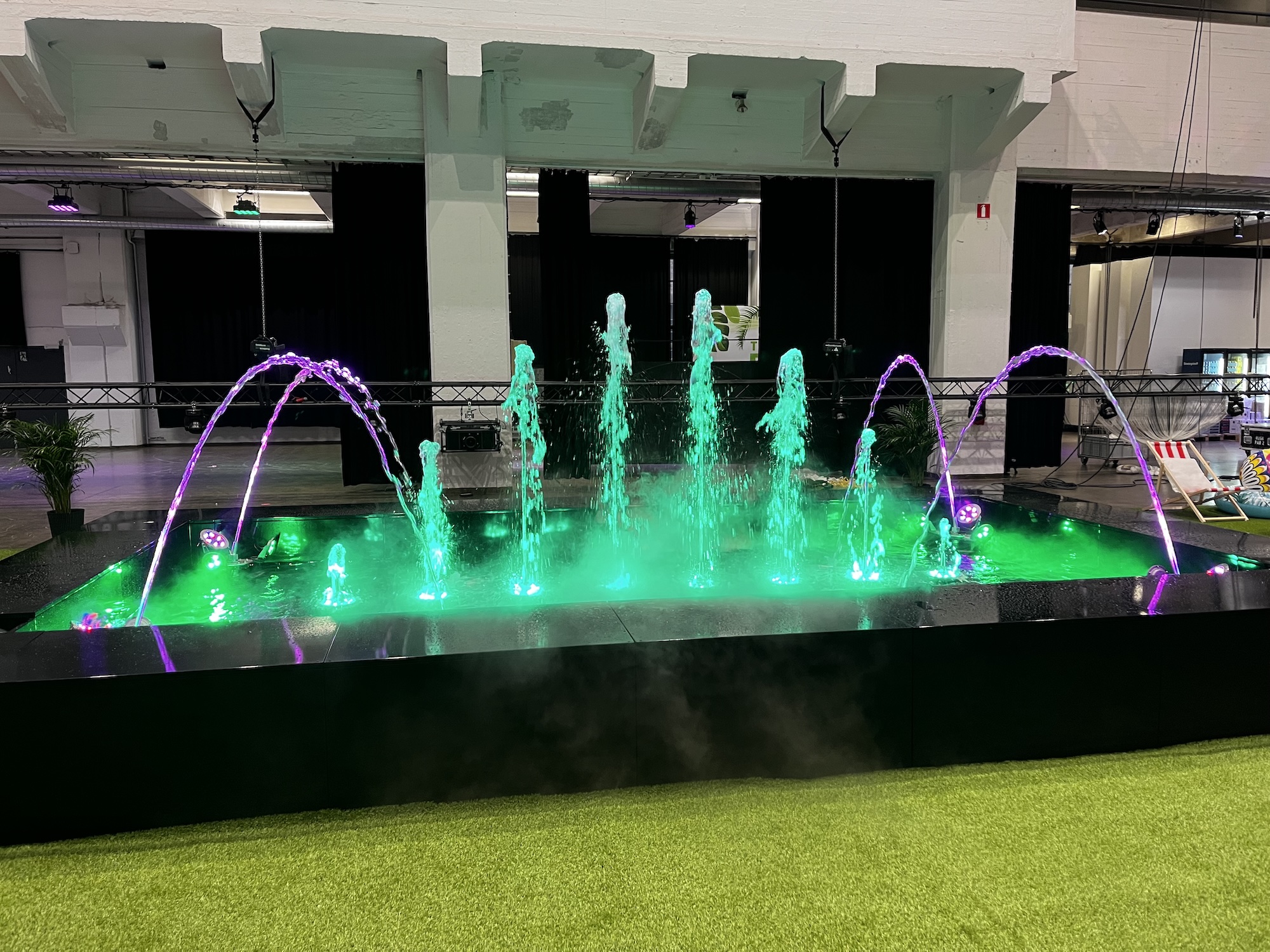 Sisäsuihkulähde yritysjuhlissa