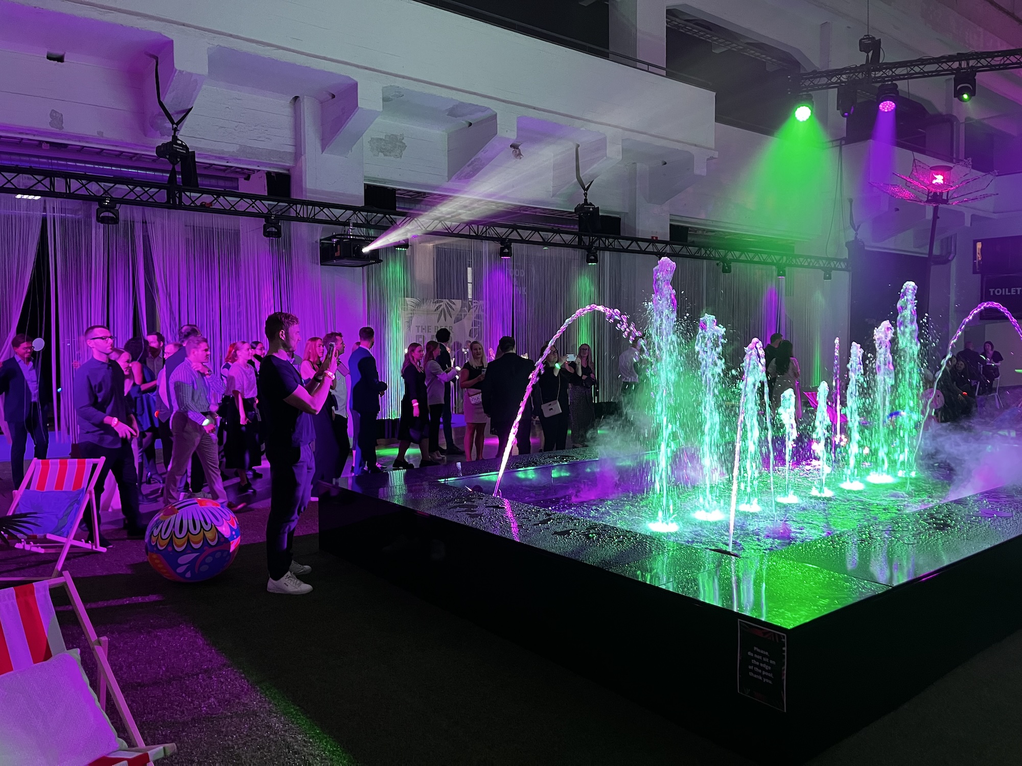 Juhlayleisö ja sisäsuihkulähde