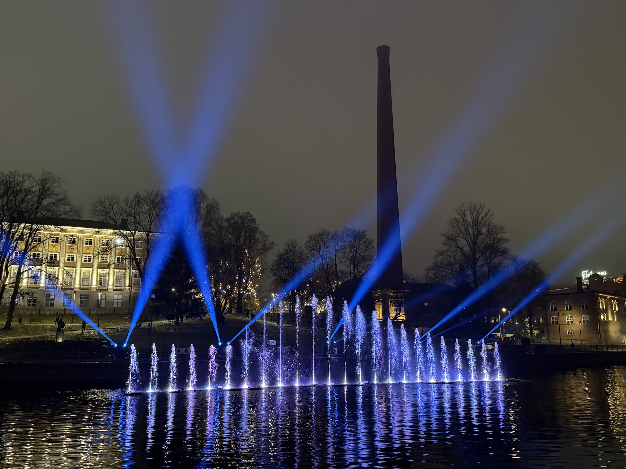 Tanssivat vedet ja valokiilat