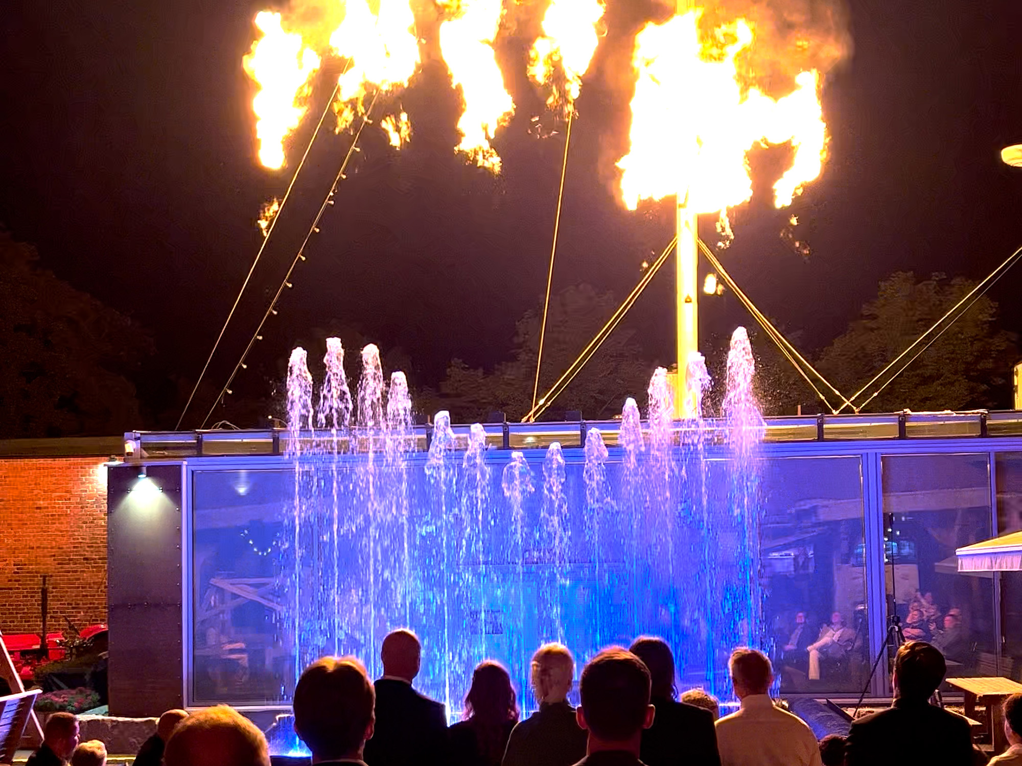 Tanssivat vedet ja liekkitehosteet