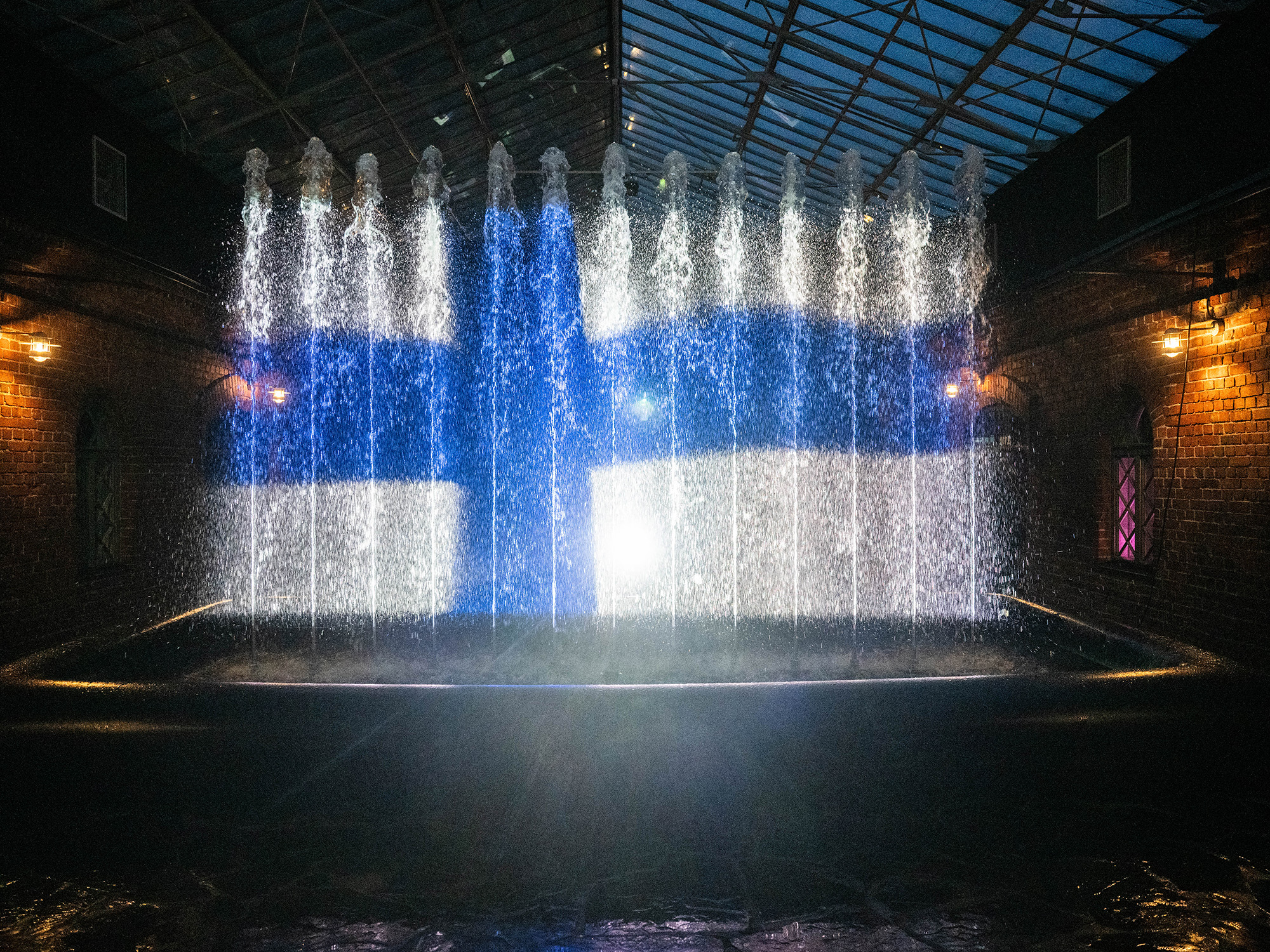 Water projection using water jets indoors